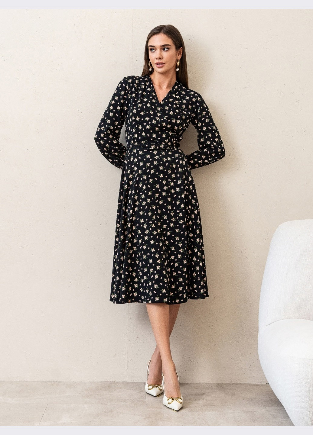 Чорна сукня-міді на запах чорна з квітковим принтом Dressa