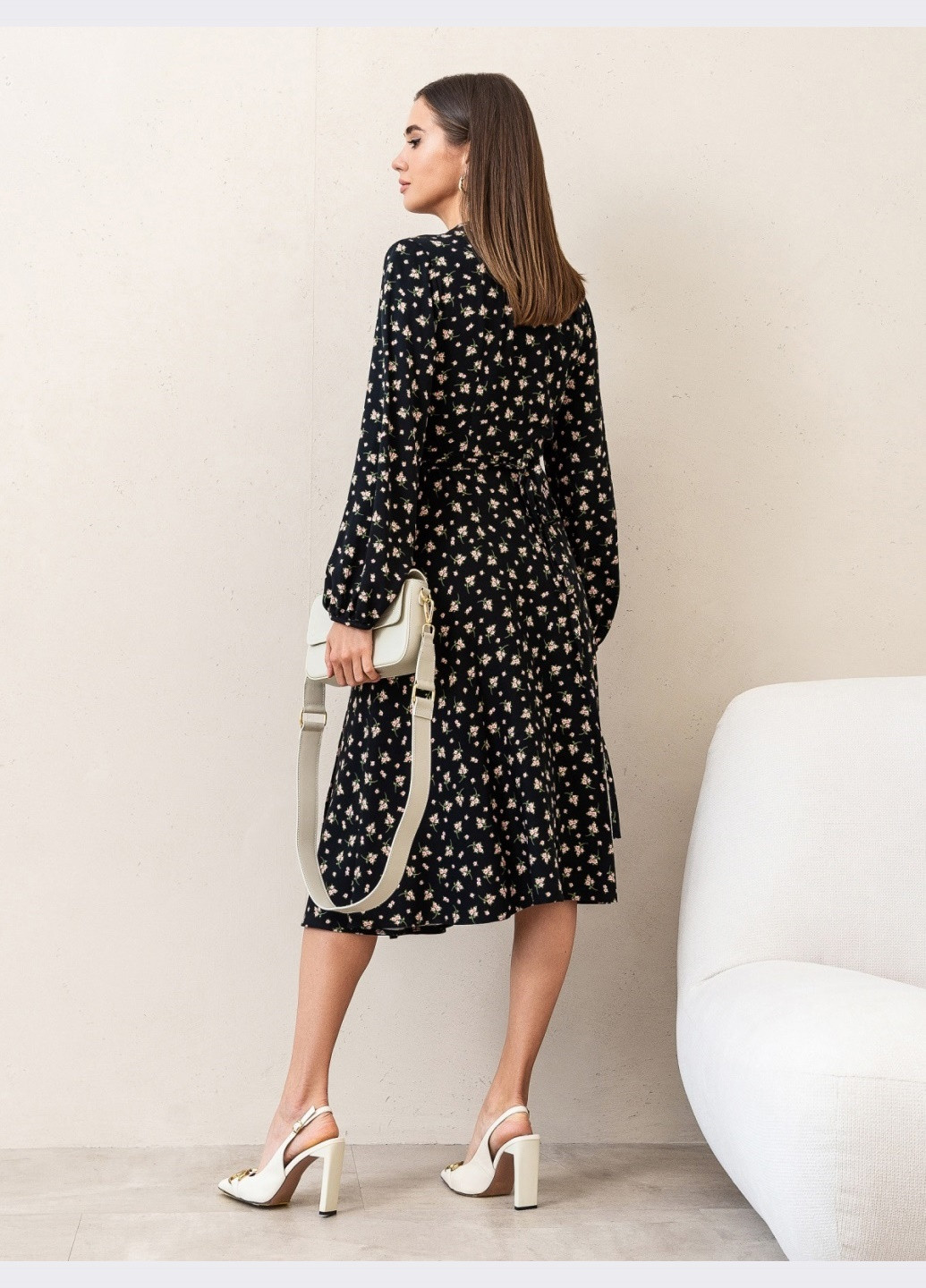 Чорна сукня-міді на запах чорна з квітковим принтом Dressa
