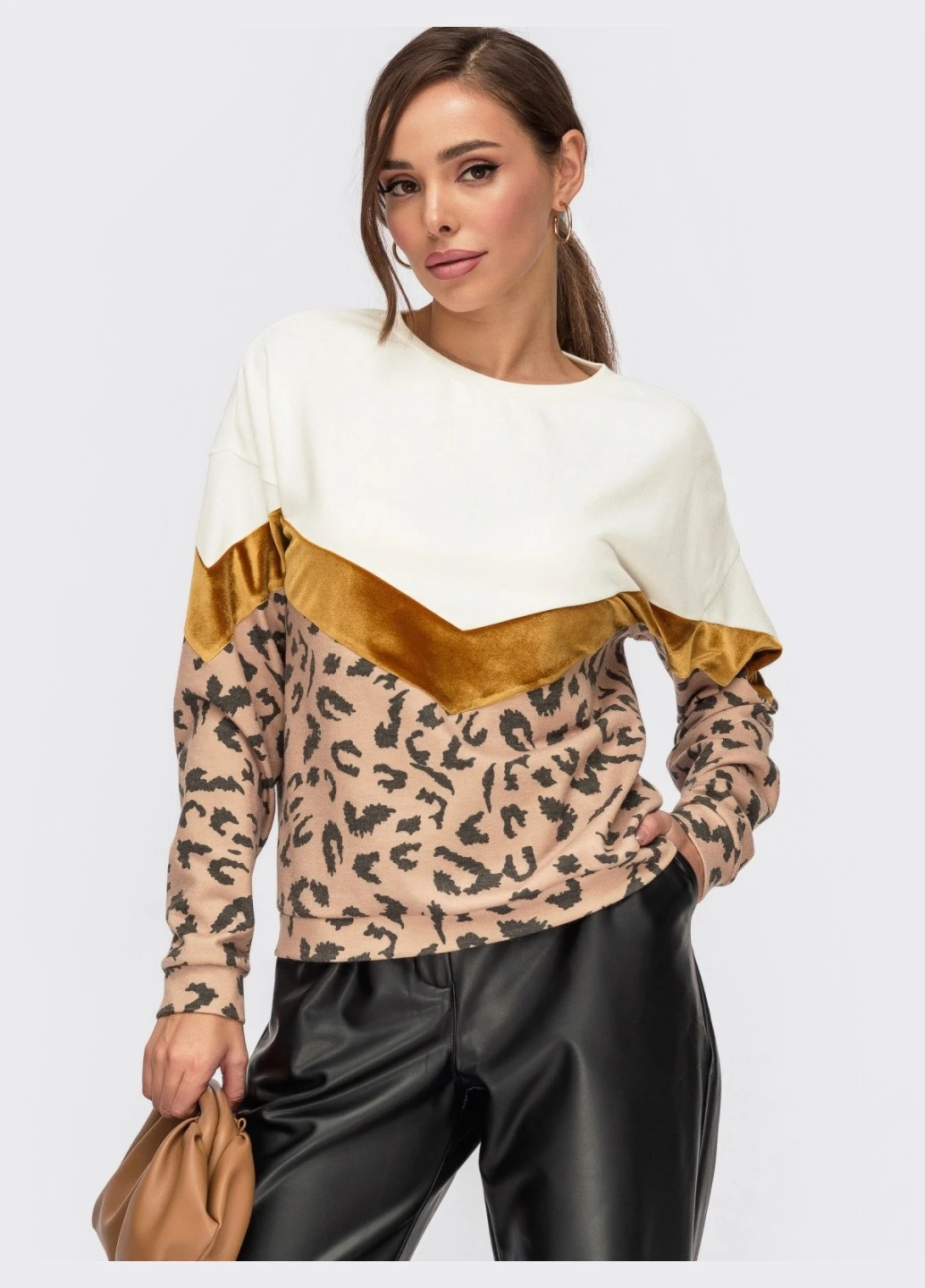 Бежевий світшот з ангори в animal print з v-подібною вставкою бежевий Dressa (257883680)