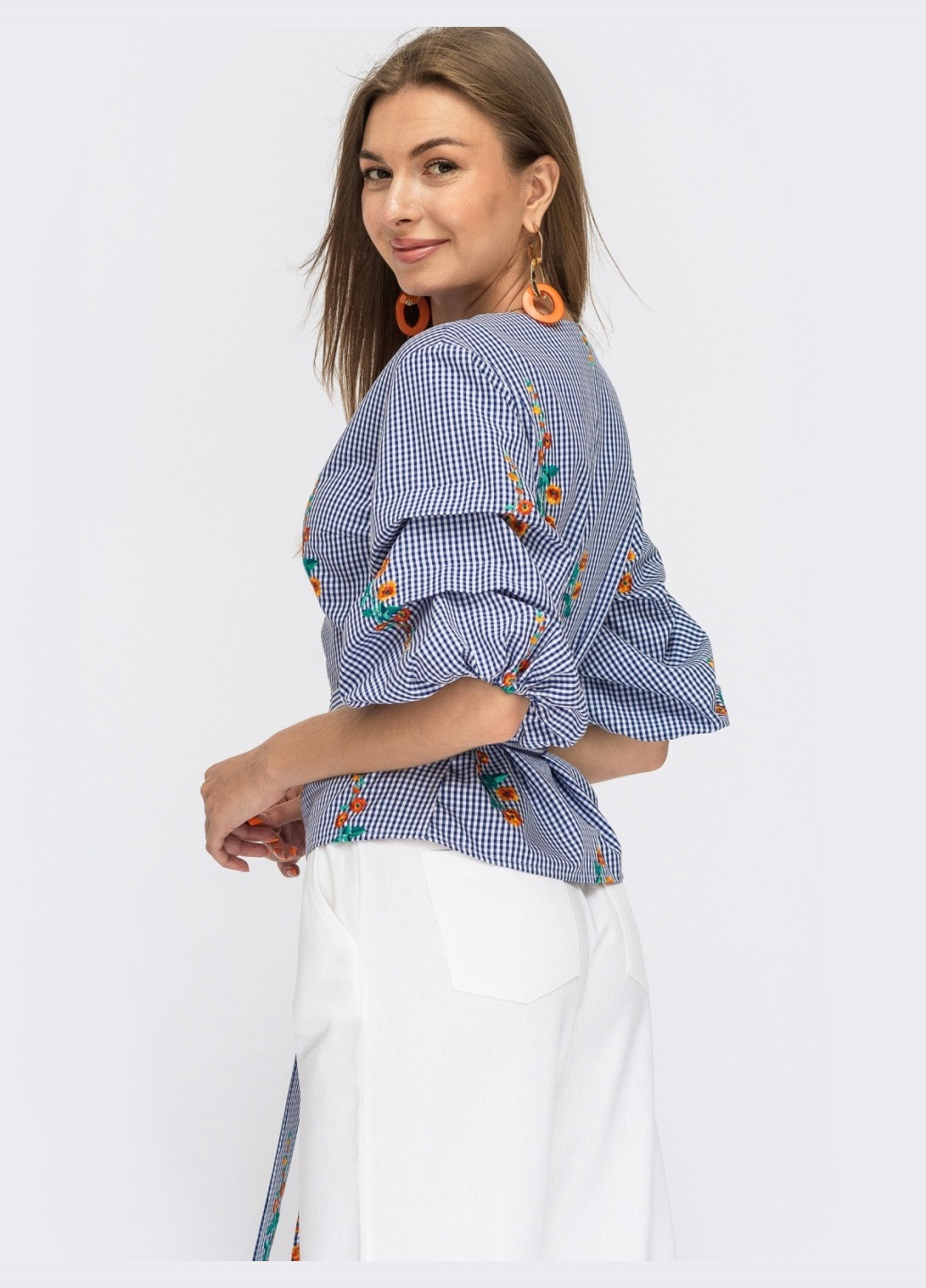 Синіти синя блузка на запах в клітинку з вишивкою та об'ємними рукавами Dressa