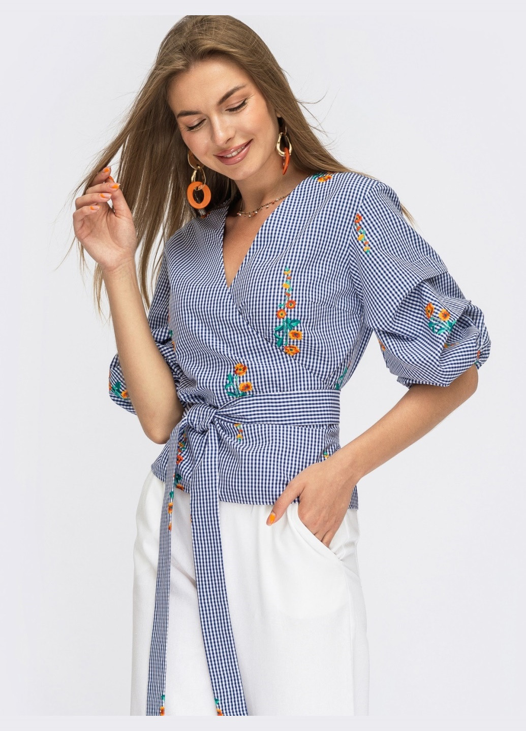 Синіти синя блузка на запах в клітинку з вишивкою та об'ємними рукавами Dressa