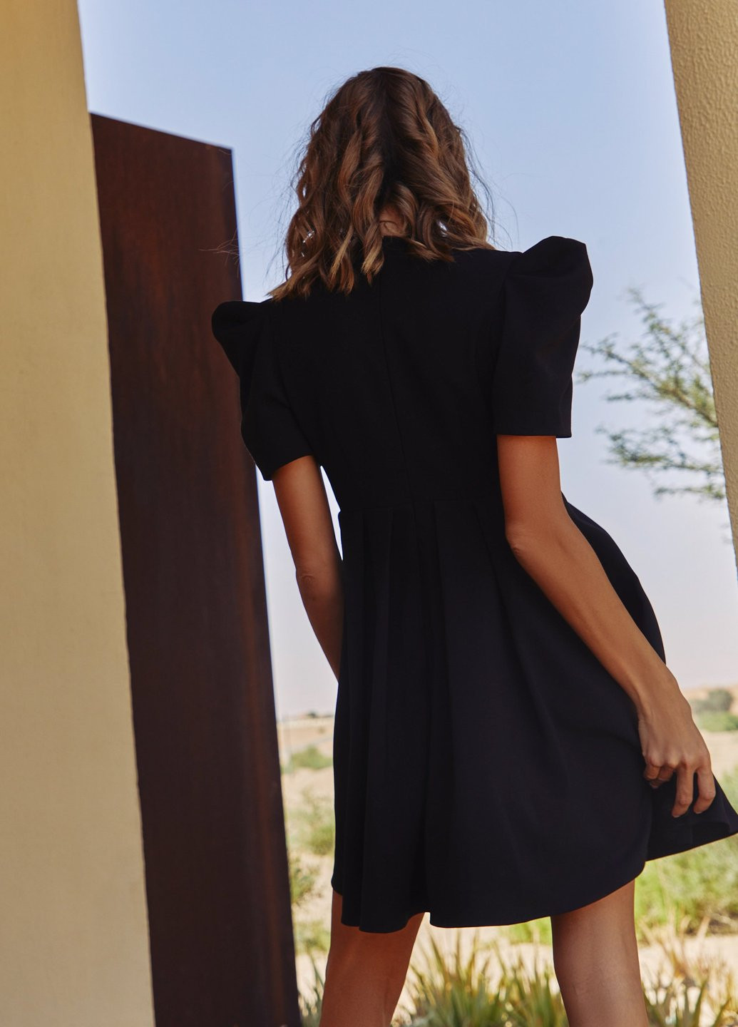 Чорна коктейльна сукня міні з глибоким вирізом Gepur однотонна