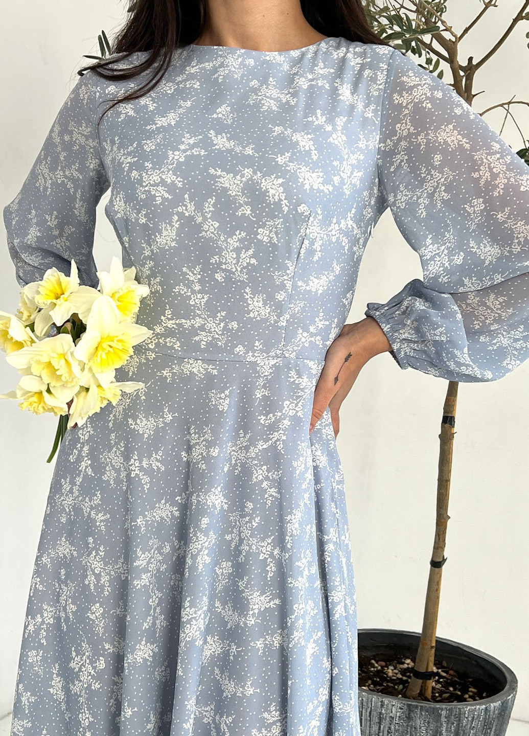 Серое повседневный платье женское клеш ISSA PLUS с цветочным принтом