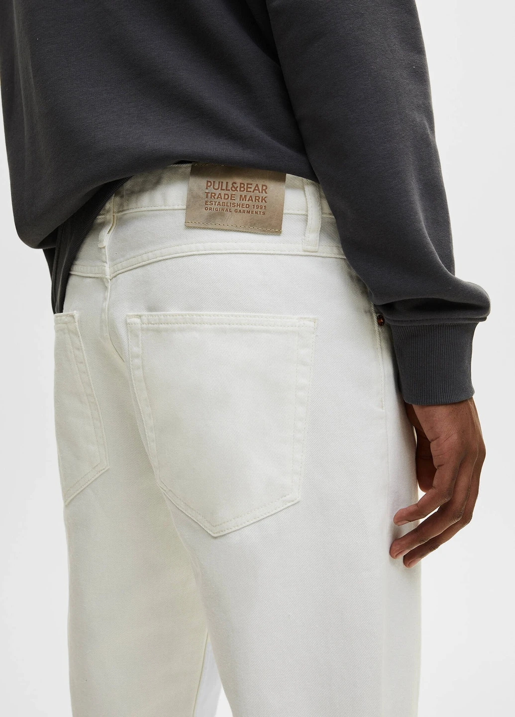 Белые демисезонные джинсы Pull & Bear