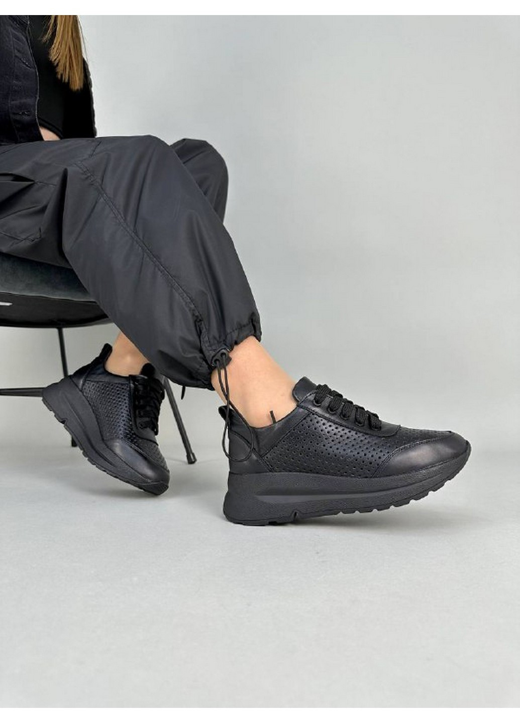 Черные всесезонные женские кожаные кроссовки 36 VZUTIK