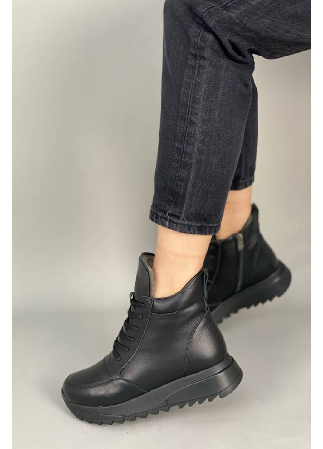 Черные демисезонные женские кожаные кроссовки 38 VZUTIK