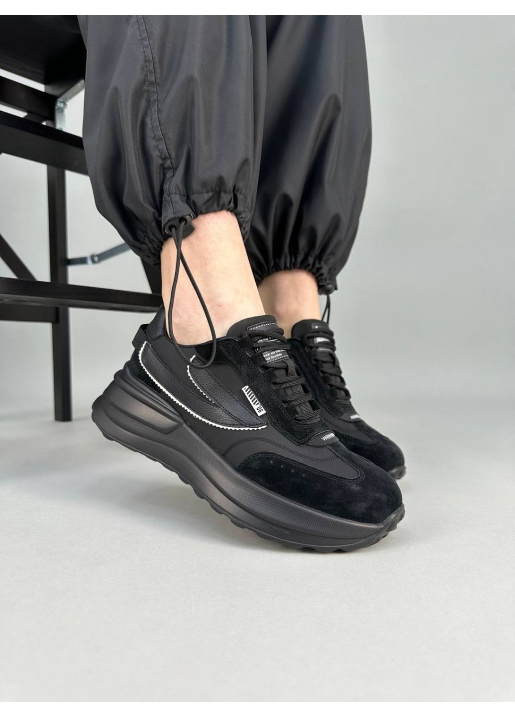 Черные демисезонные женские кроссовки из нейлона 38 VZUTIK