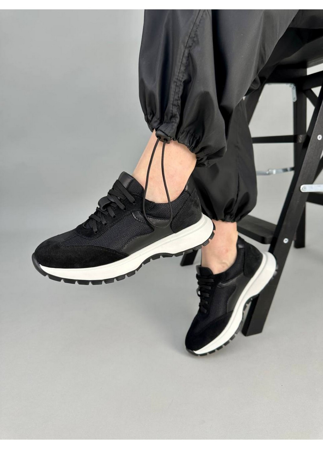 Чорні осінні жіночі замшеві кросівки 36 VZUTIK