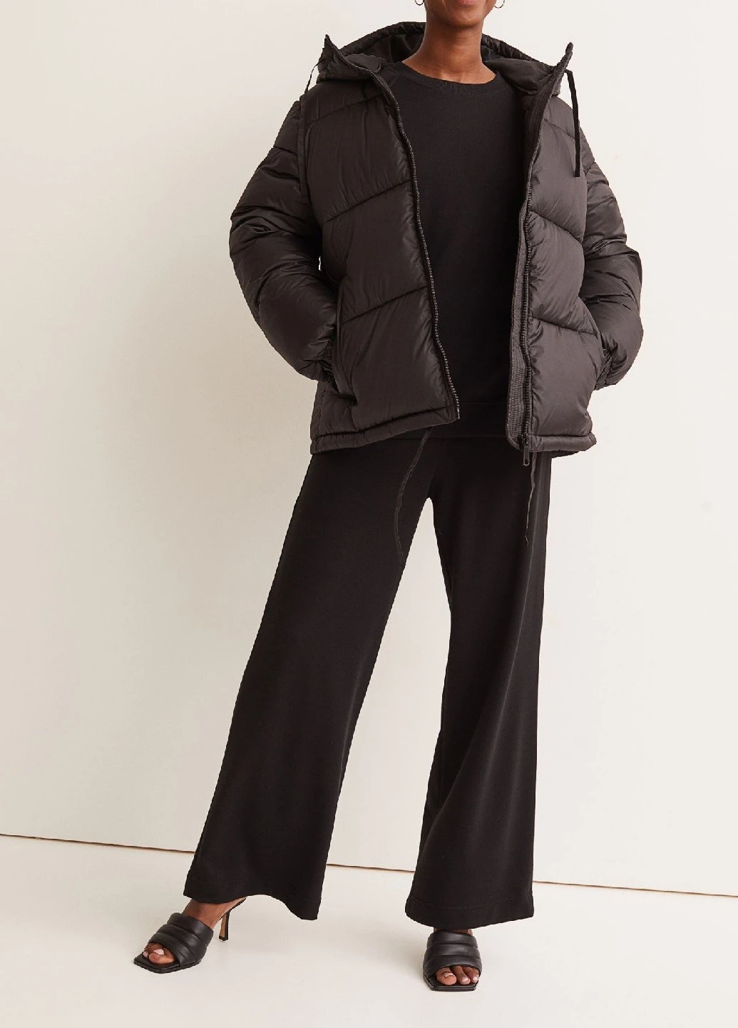 Чорна зимня куртка H&M