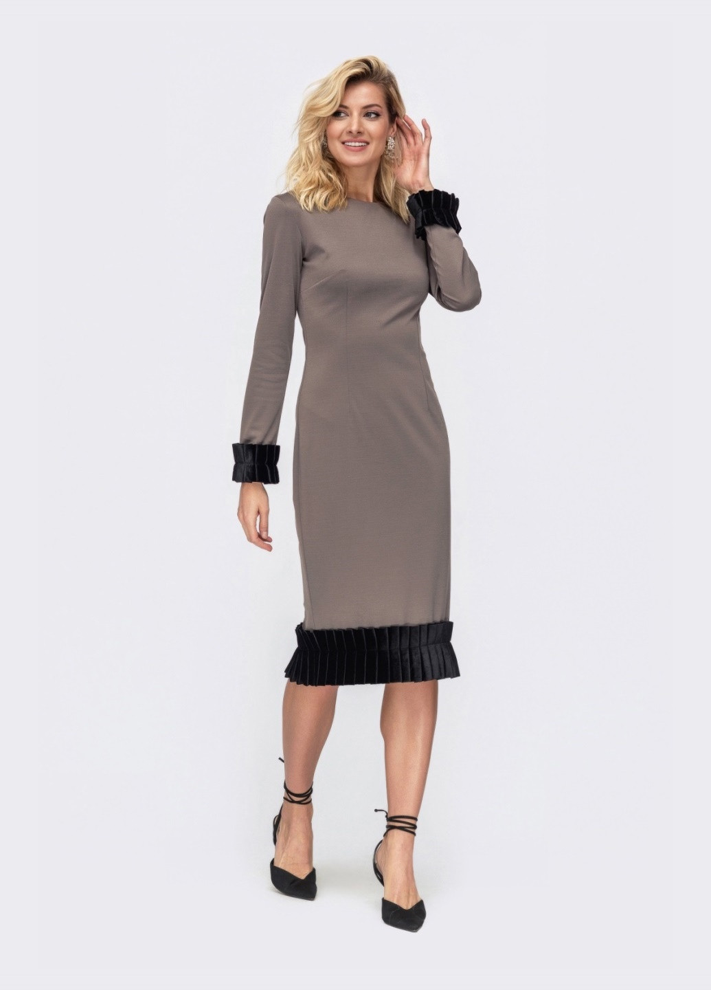 Серое серое платье приталенного силуэта с бархатной отделкой Dressa