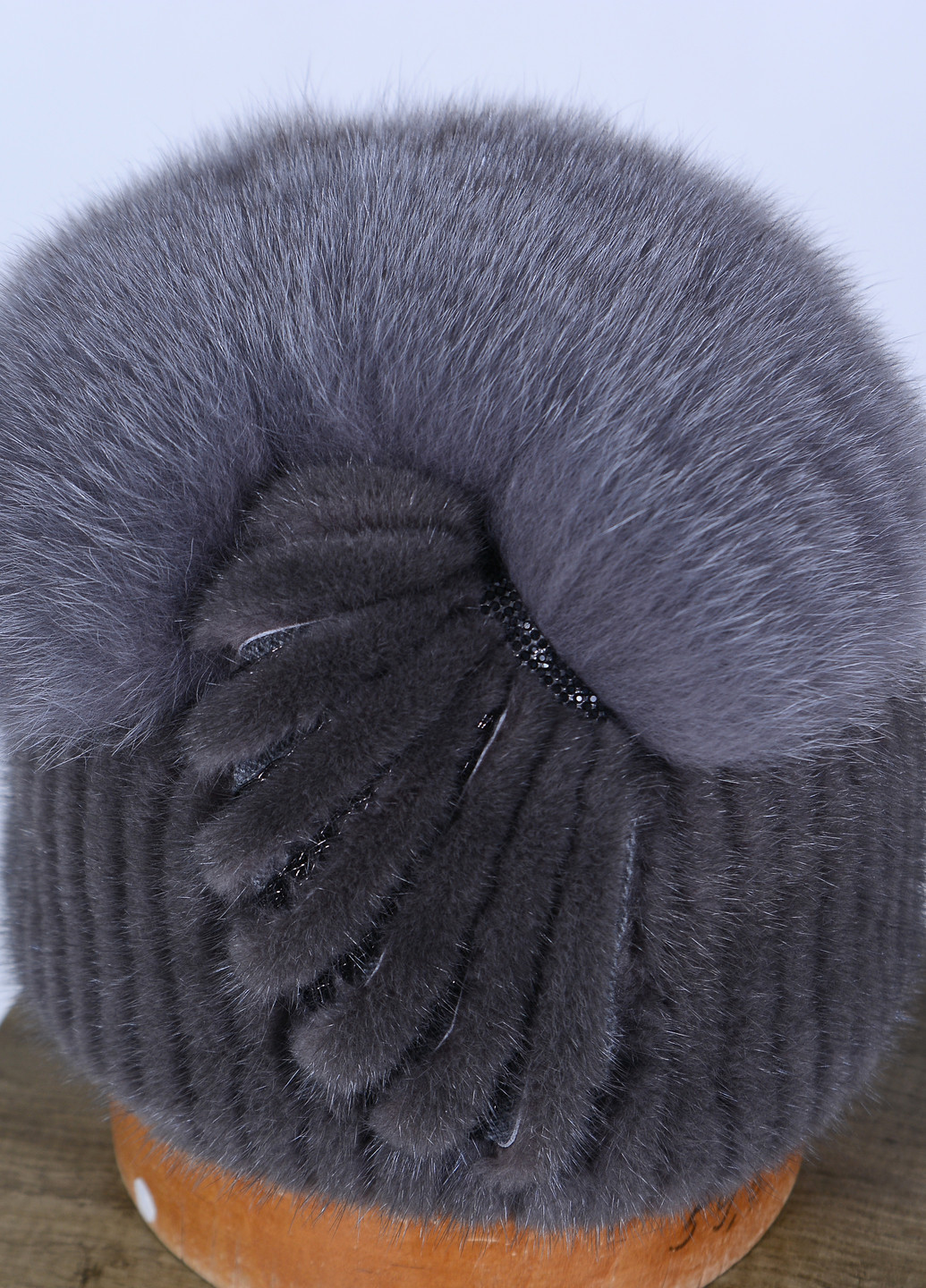 Жіноча в'язана шапка з хутра норки з помпоном з хутра песця Меховой Стиль спираль (258482437)