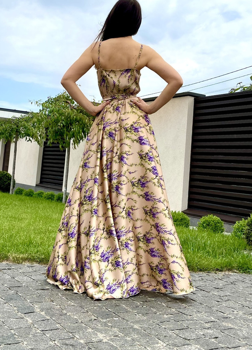Золотой повседневный элегантное платье на тонких бретелях Jadone Fashion с цветочным принтом
