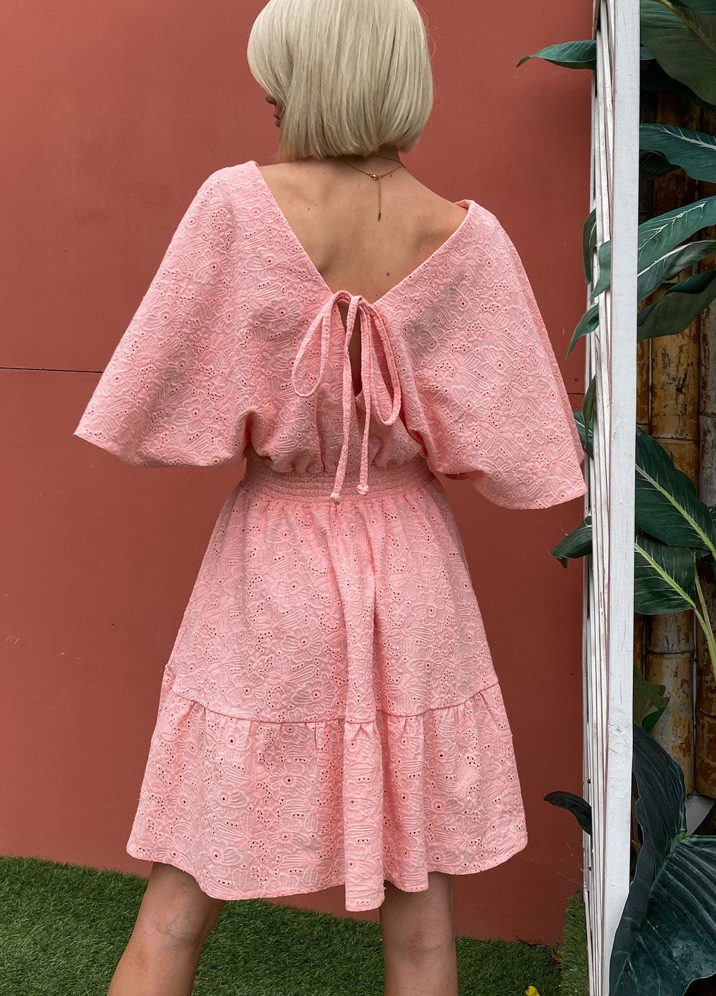 Персиковое повседневный платье из прошвы в нежном розовом цвете Jadone Fashion однотонное
