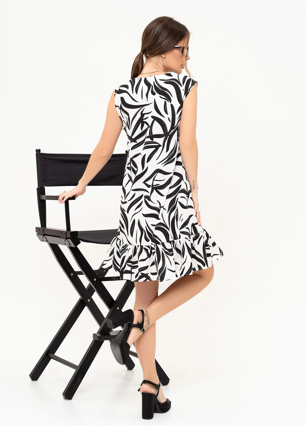 Белое повседневный платье женское а-силуэт ISSA PLUS с цветочным принтом