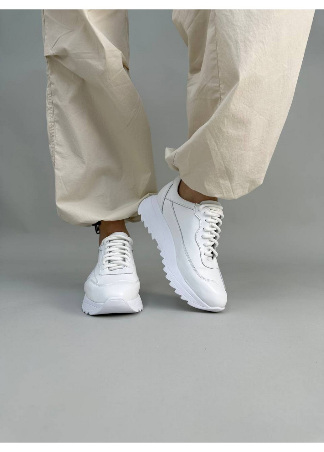 Білі осінні жіночі шкіряні кросівки 36 VZUTIK