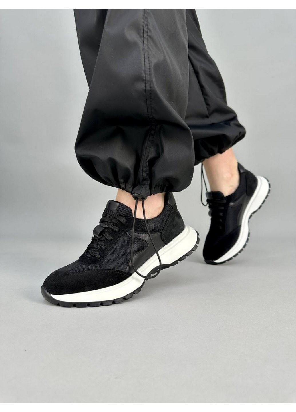 Черные демисезонные женские замшевые кроссовки 38 VZUTIK