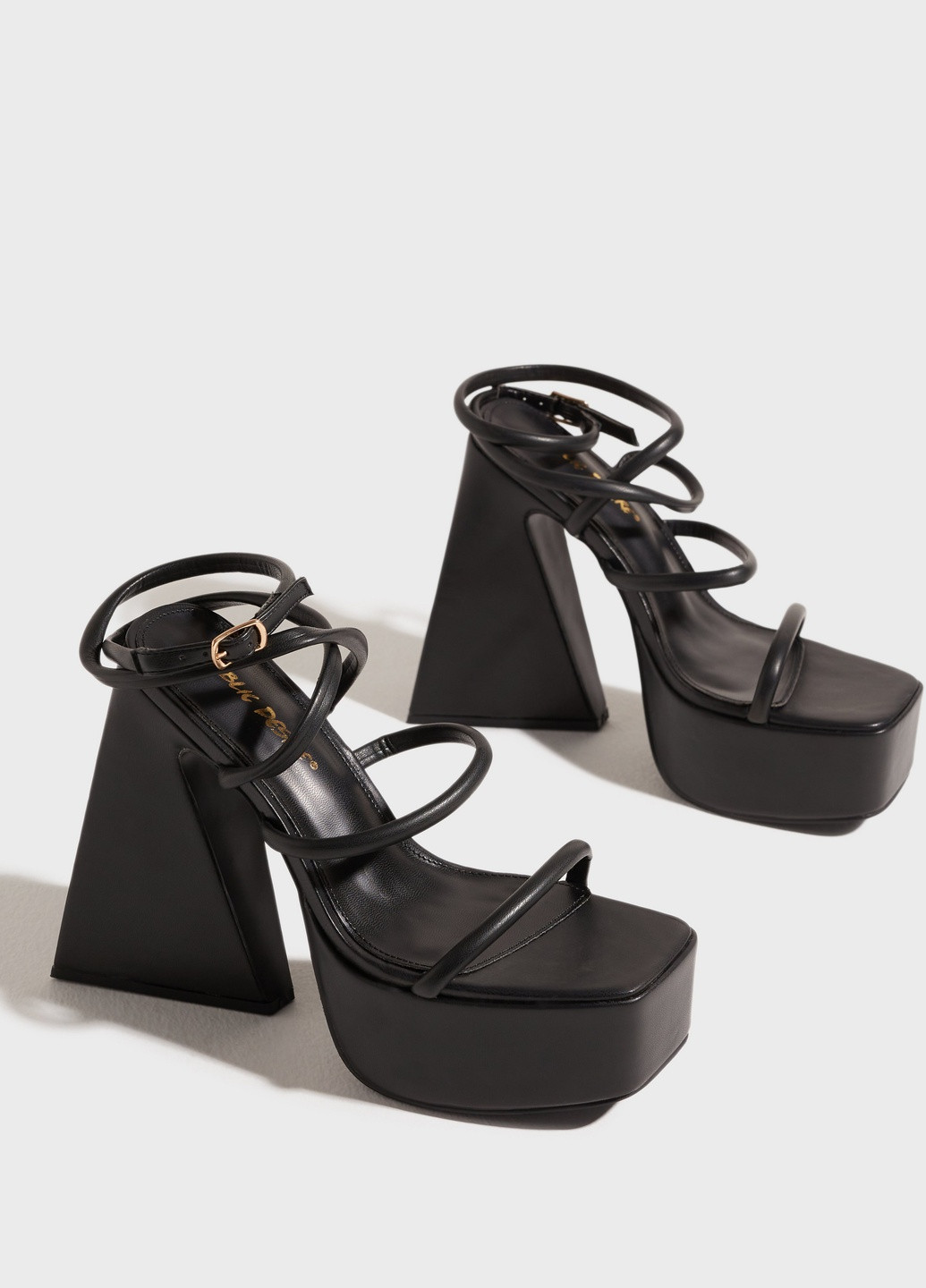 Черные босоножки c массивным каблуком Public Desire