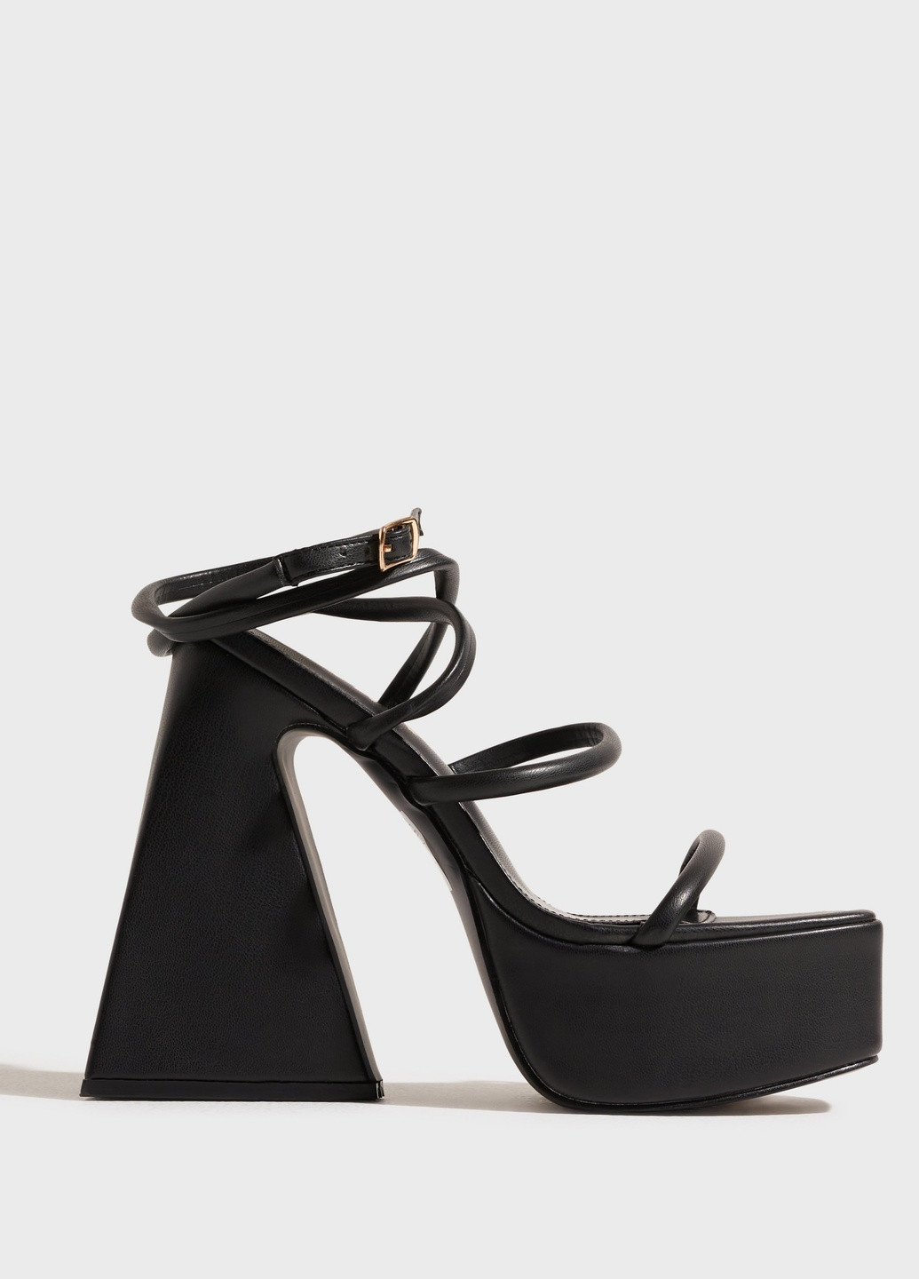 Черные босоножки c массивным каблуком Public Desire