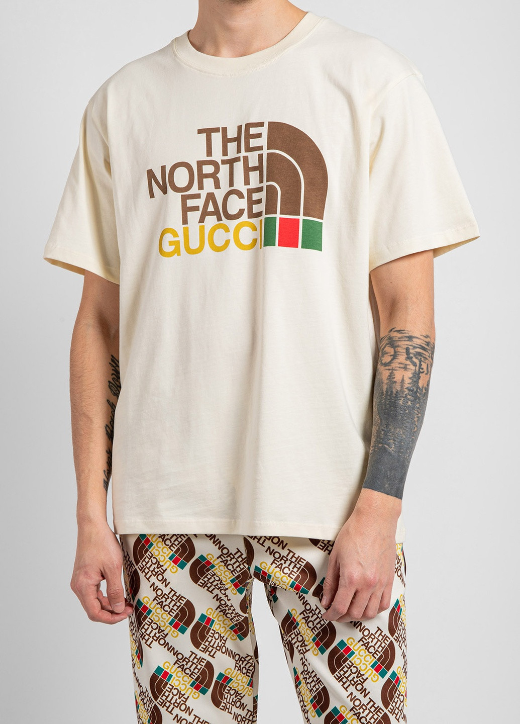 Бежевая черная футболка из коллаборации the north face x Gucci