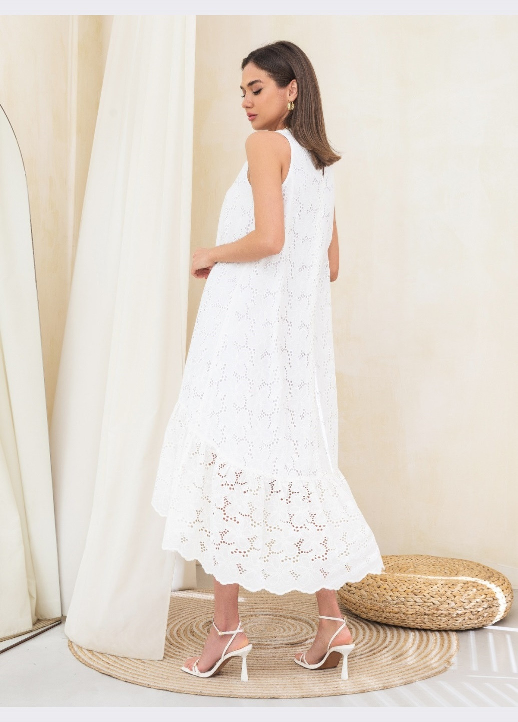 Белое белое платье из прошвы с удлинённой спинкой Dressa