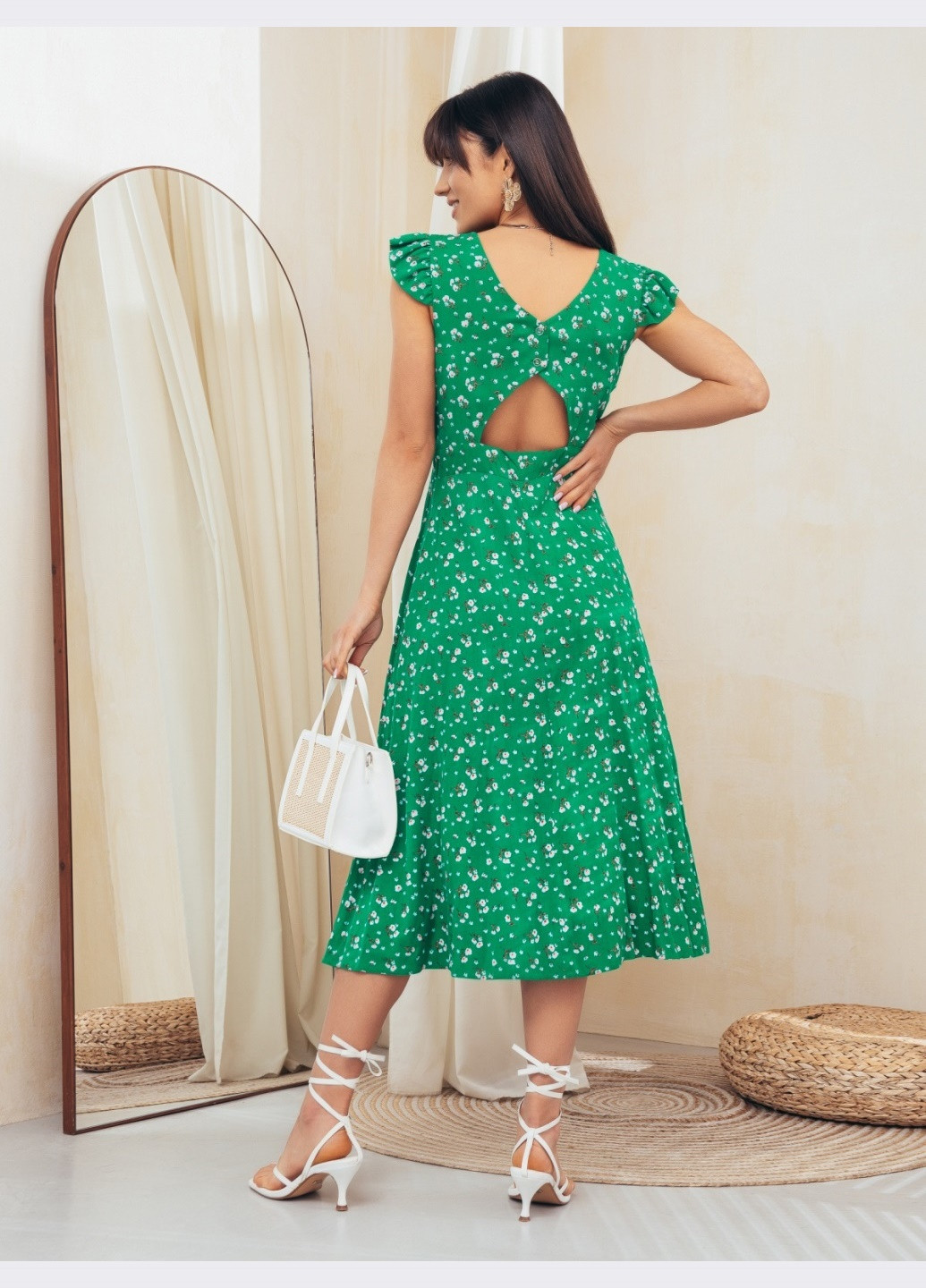 Зеленое зелёное платье с оригинальным вырезом по спинке Dressa