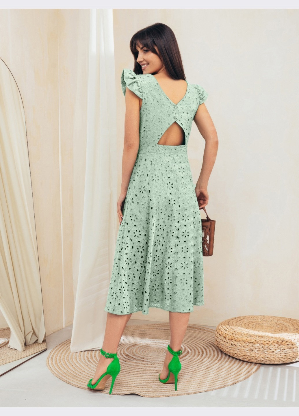 Зеленое расклешенное платье из прошвы с открытой спиной зеленое Dressa