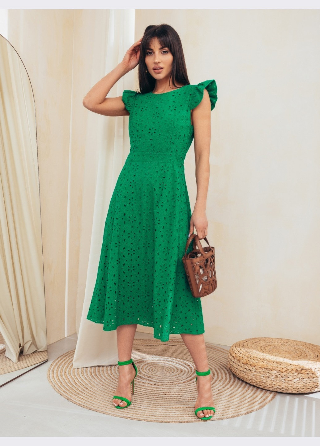 Зеленое расклешенное платье из прошвы с открытой спиной зеленое Dressa