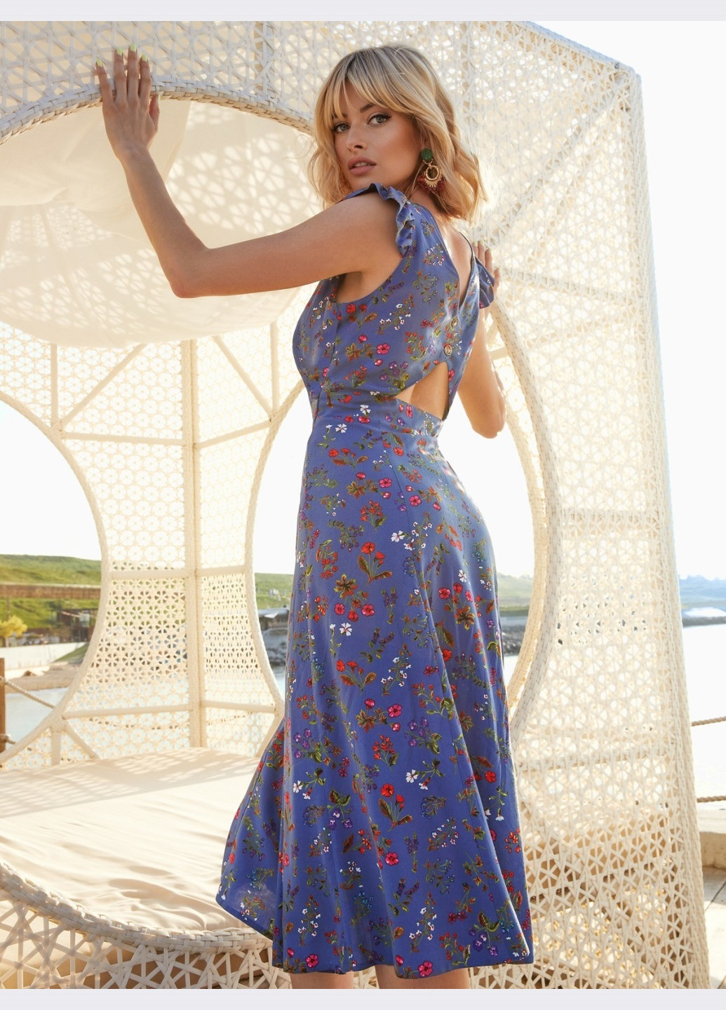 Синя кежуал синє кежуал плаття в квітковий принт з оригінальним вирізом по спинці кльош Dressa з квітковим принтом