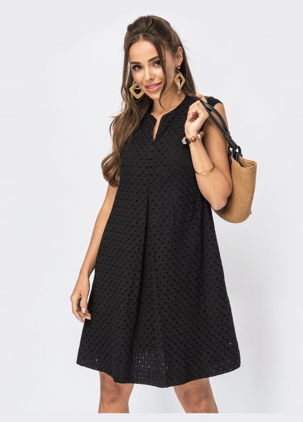 Черное черное платье-трапеция со встречными складками по полочке Dressa