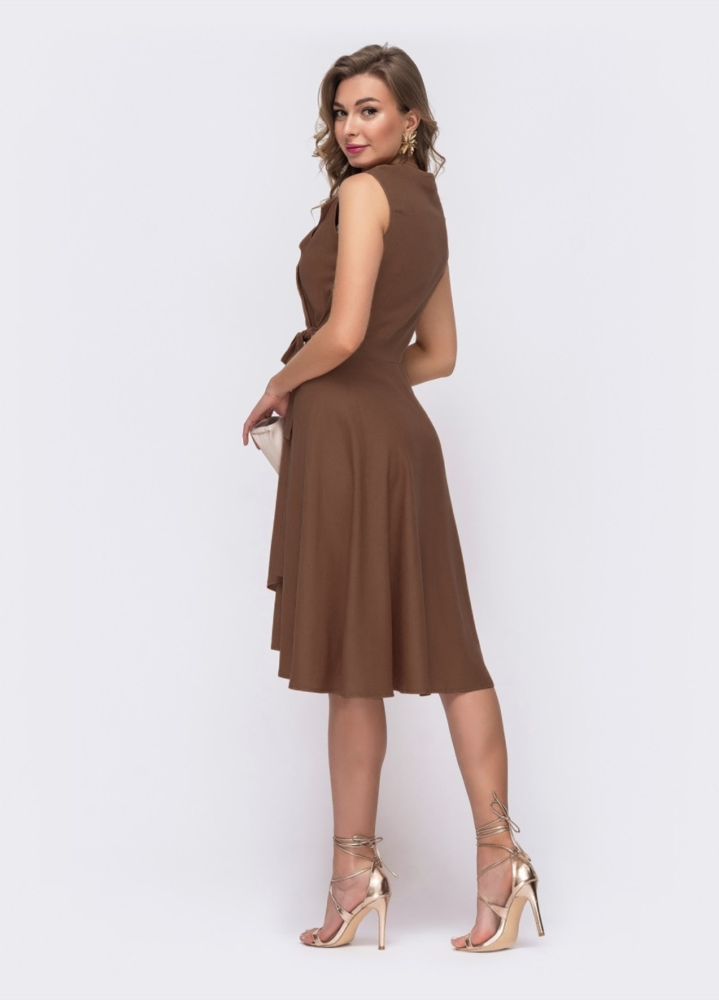 Коричневое платье на запах с удлиненной спинкой коричневое Dressa