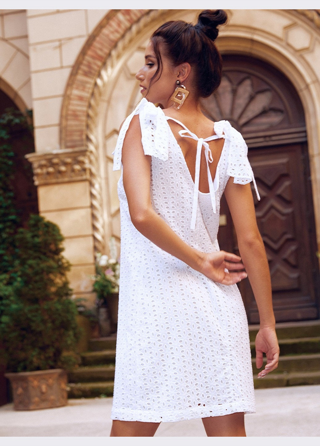Белое белое платье из прошвы с открытой спинкой Dressa