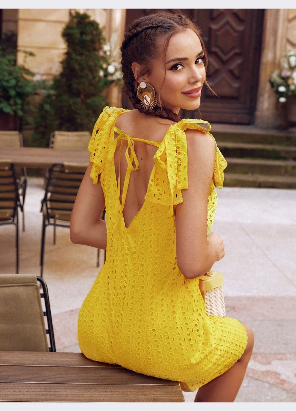 Желтое желтое платье из прошвы с открытой спинкой Dressa