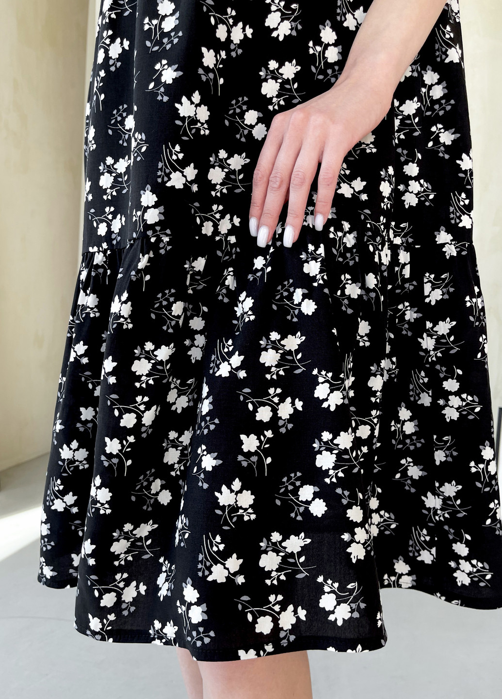 Черное повседневный женское платье до колена с цветочным принтом и коротким рукавом черное 700000263 клеш, колокол, с юбкой-солнце, оверсайз Merlini с цветочным принтом