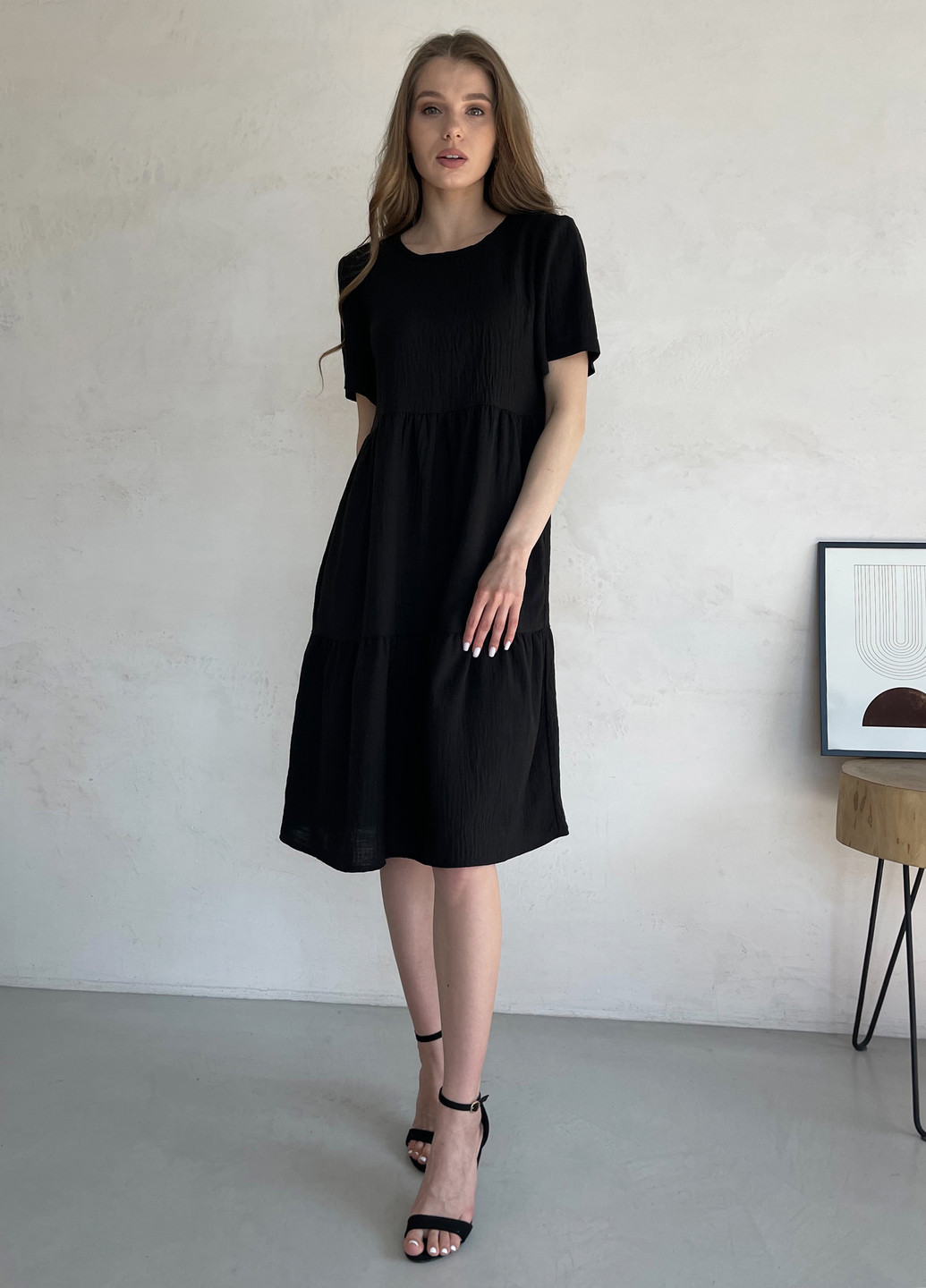 Черное повседневный женское платье до колена однотонное с коротким рукавом из льна черное 700000161 клеш, колокол, с юбкой-солнце, оверсайз Merlini однотонное