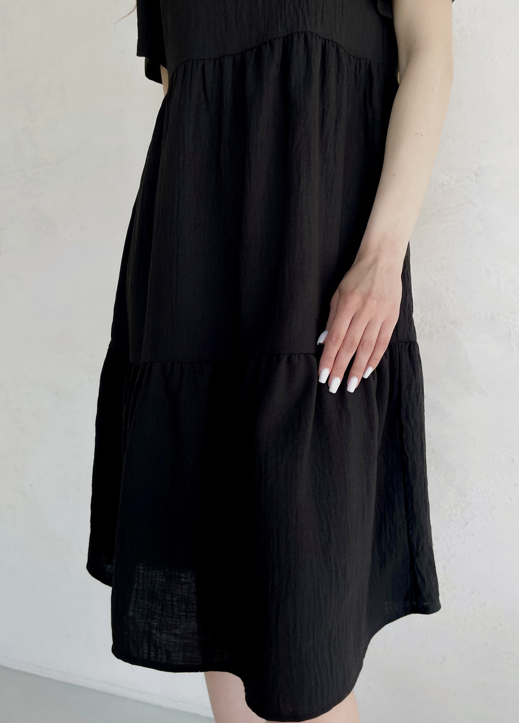 Черное повседневный женское платье до колена однотонное с коротким рукавом из льна черное 700000161 клеш, колокол, с юбкой-солнце, оверсайз Merlini однотонное