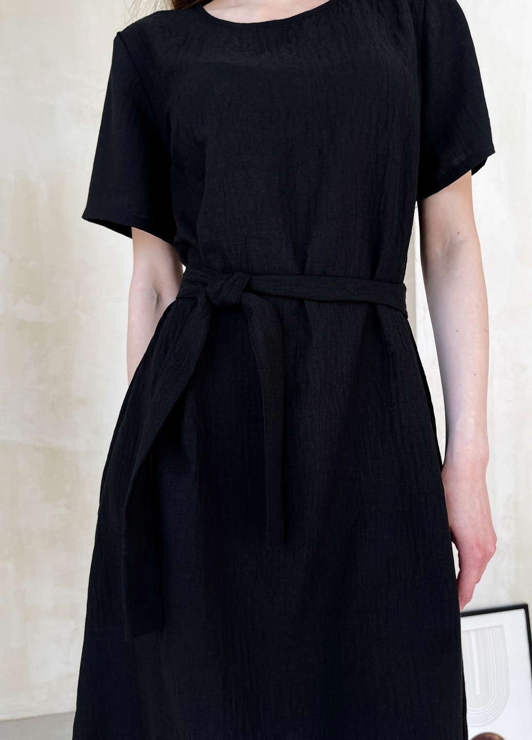 Черное повседневный женское платье до колена однотонное с коротким рукавом из льна черное 700000181 клеш, колокол, с юбкой-солнце, оверсайз Merlini однотонное