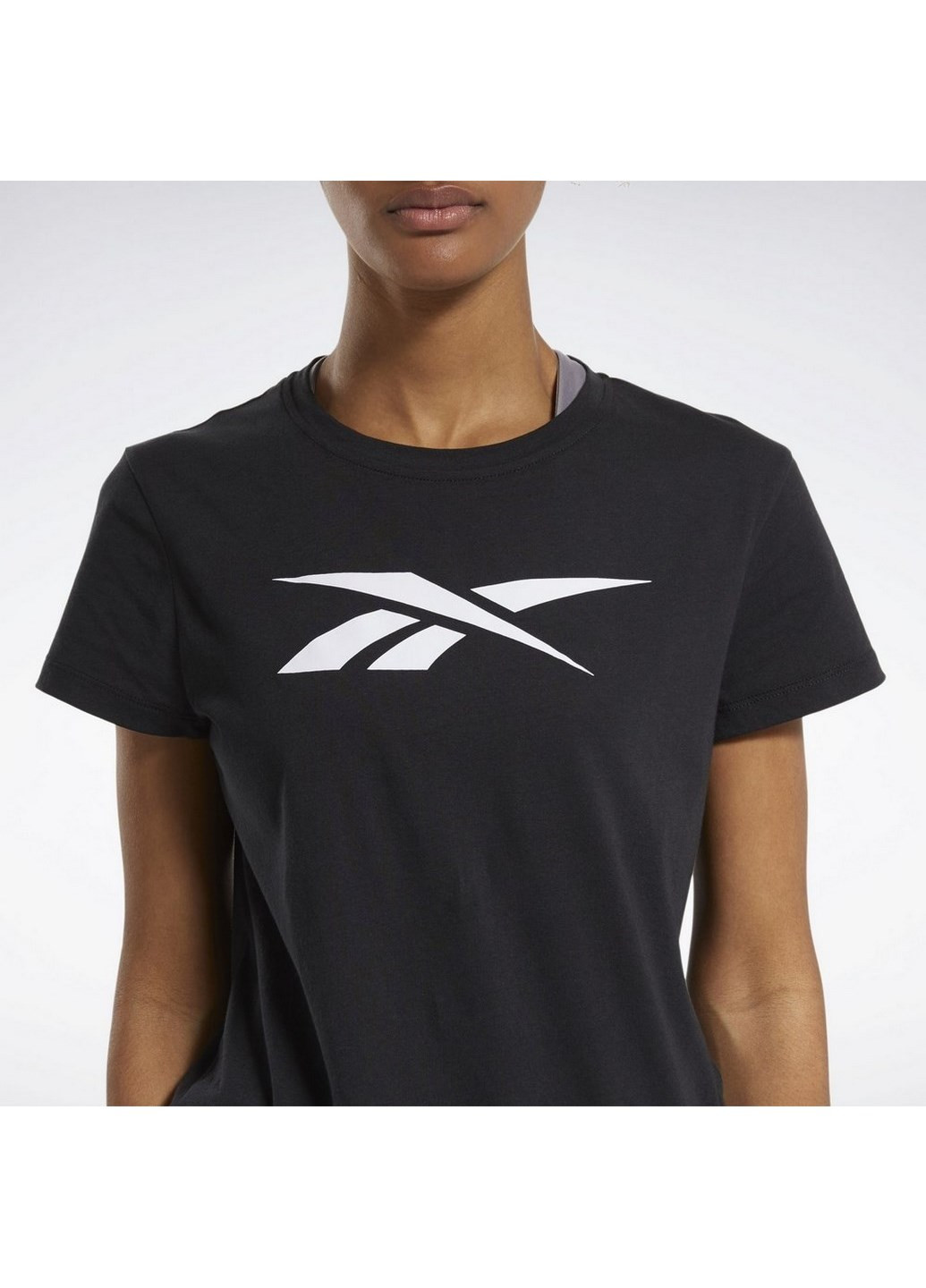 Черная демисезон женская спортивная футболка training essentials vector graphic gh5304 Reebok