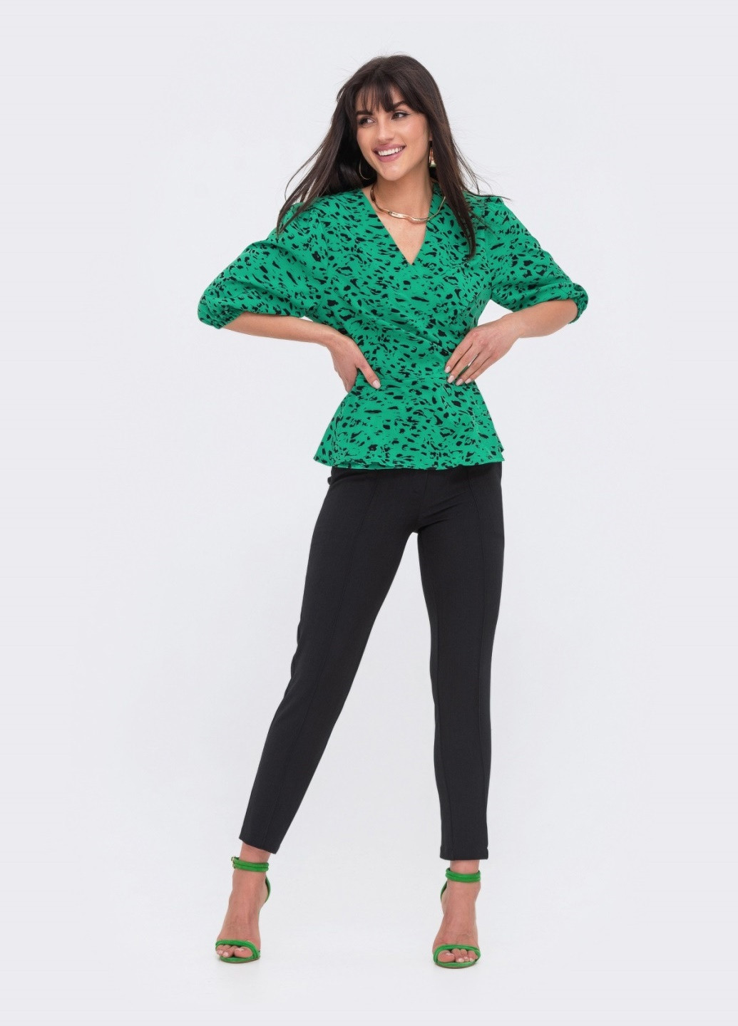 комплект из принтованной зеленой блузки и черных брюк Dressa (259261963)