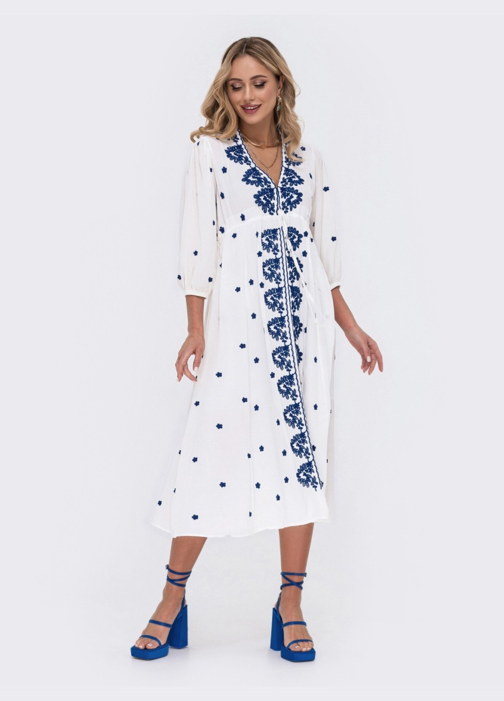 Молочное кэжуал хлопковое кежуал платье молочного цвета с вышивкой клеш Dressa с орнаментом