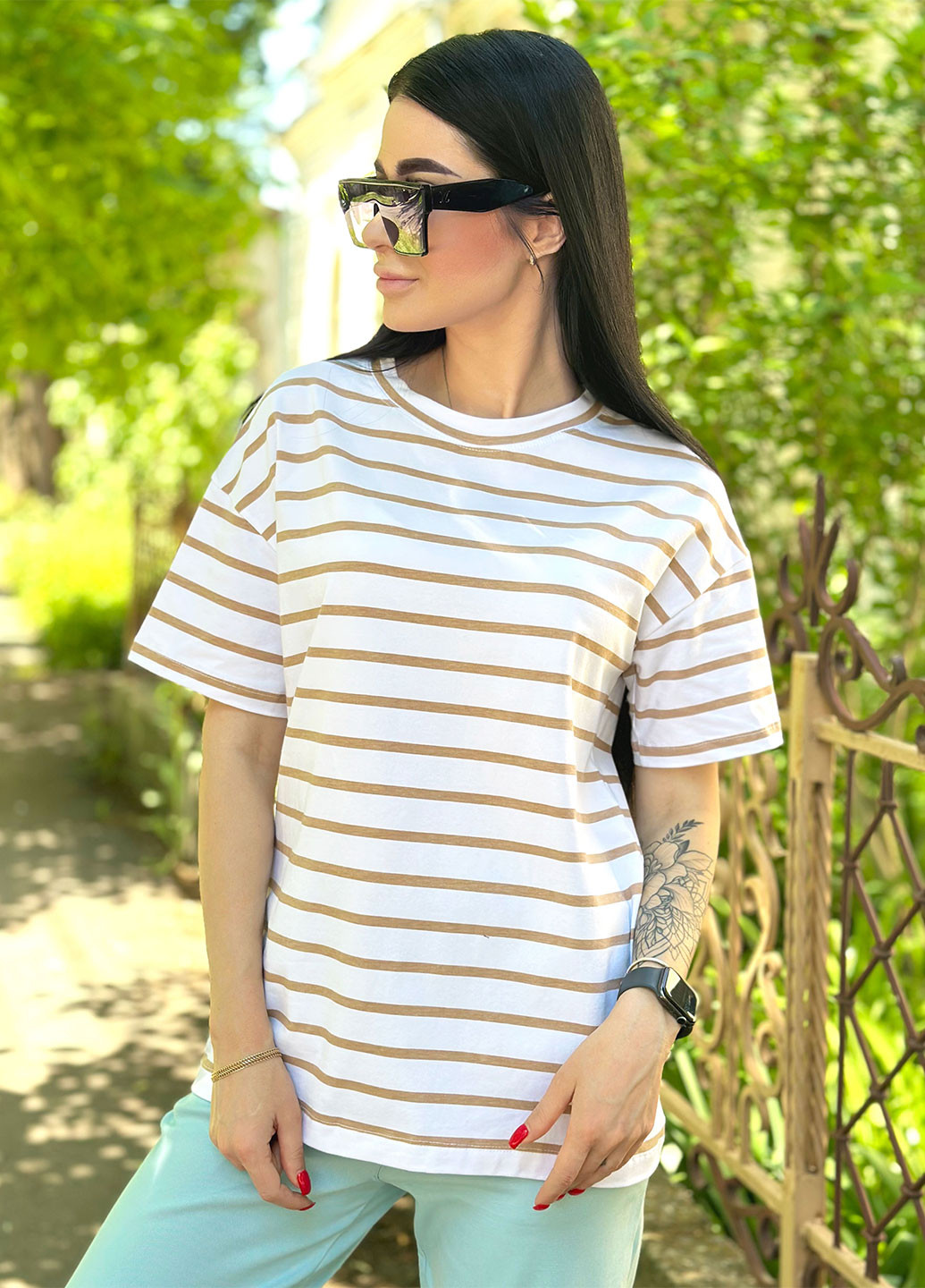 Кофейная летняя удлиненная футболка в полоску Fashion Girl Modis