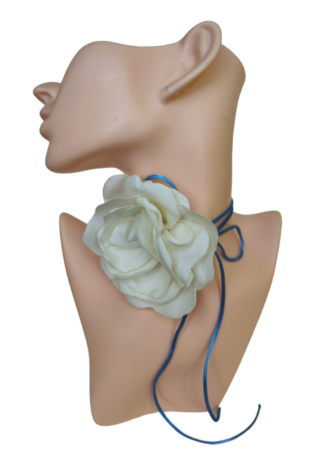 Трендовый чокер шелковая роза молочно-голубого цвета на шнурке, чокер цветок, украшение на шею с розой Ksenija Vitali (259318168)