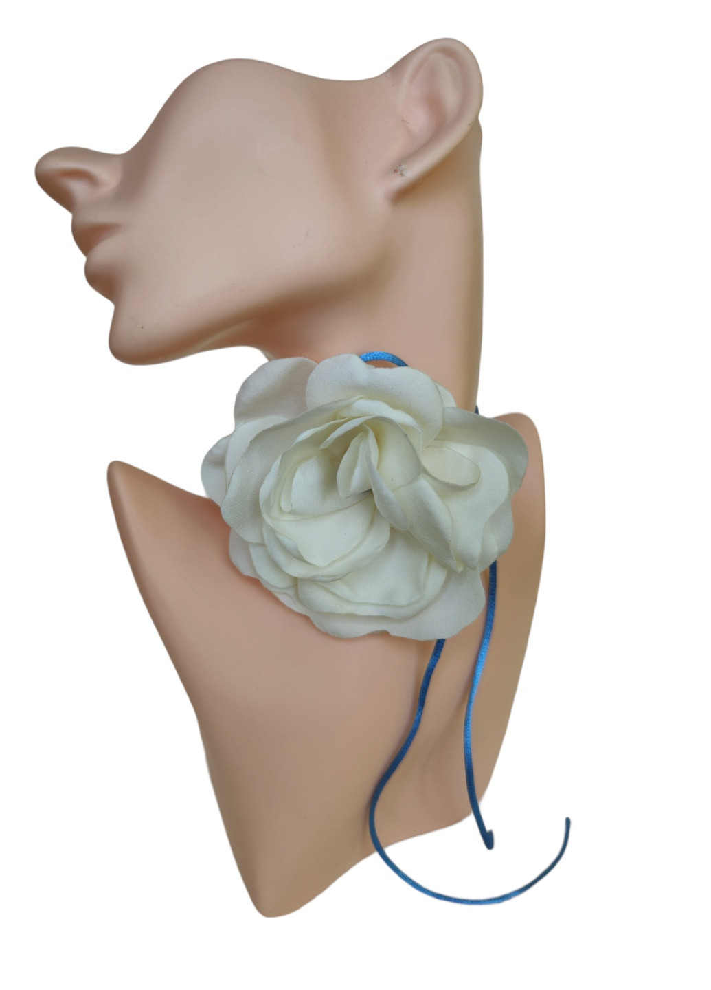 Трендовий чокер шовкова троянда молочно-голубого кольору на шнурку, квітка чокер, прикраса на шию з трояндою Ksenija Vitali (259318168)