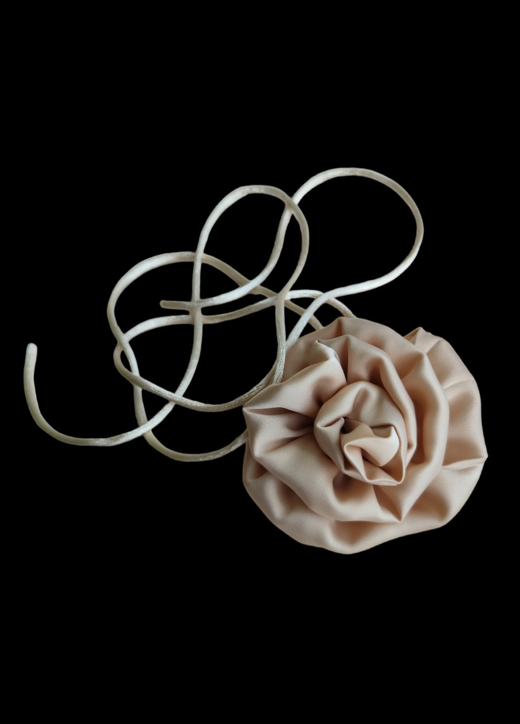 Чокер на шию квітка з трояндою на шнурку пудрового кольору, прикраса на шию Ksenija Vitali (259318166)