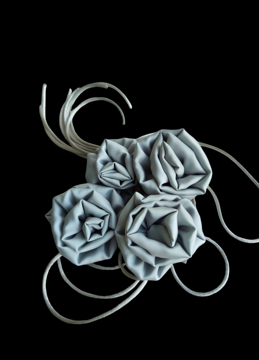 Чокер на шию квітка з трояндою на шнурку ніжно-голубого кольору, прикраса на шию Ksenija Vitali (259318170)