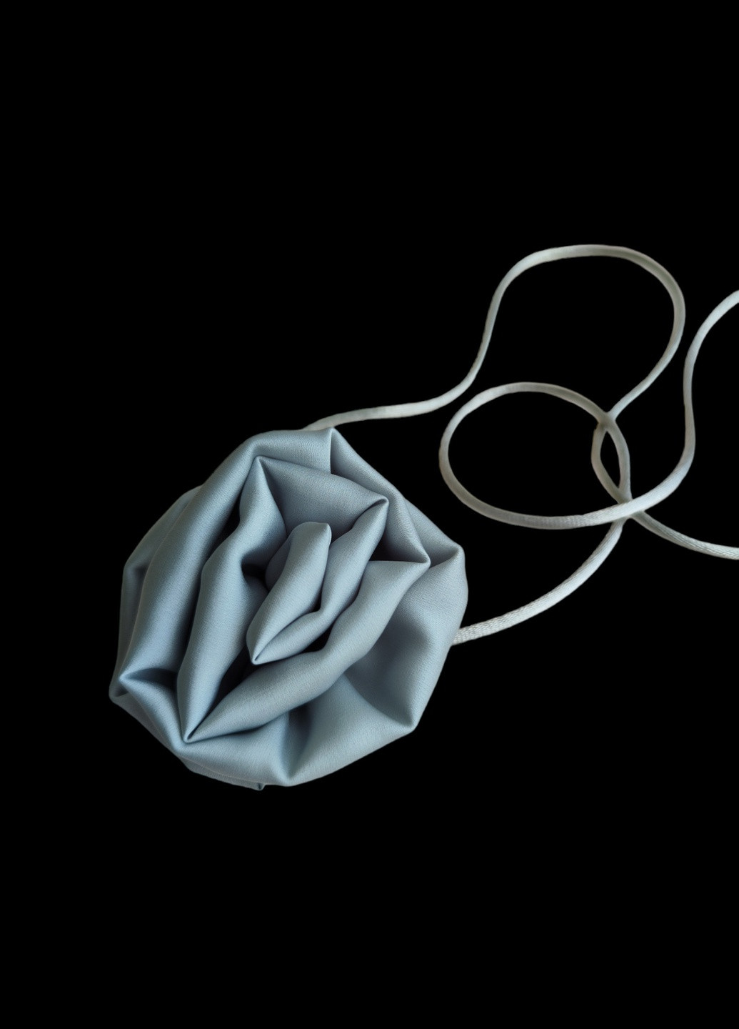 Чокер на шию квітка з трояндою на шнурку ніжно-голубого кольору, прикраса на шию Ksenija Vitali (259318170)