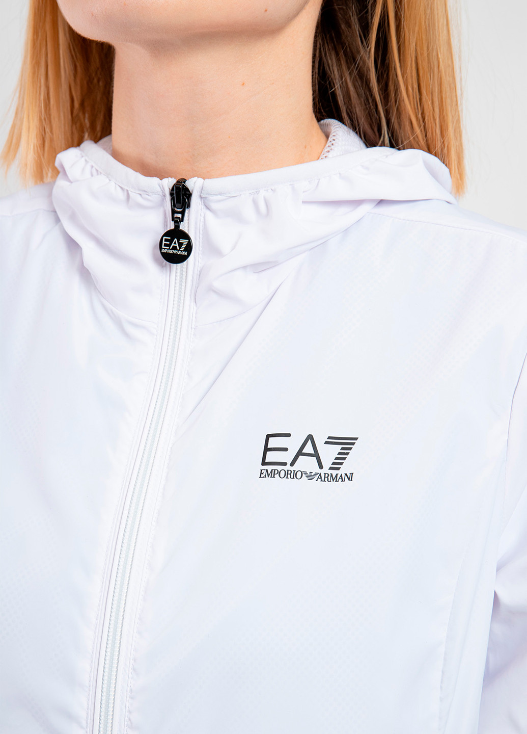 Белая летняя куртка EA7