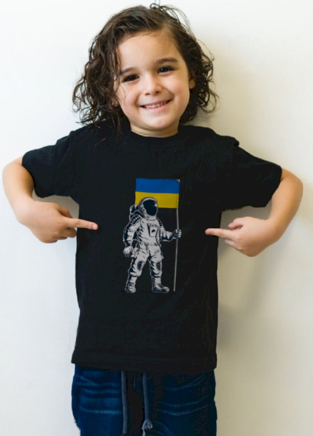 Черная демисезонная футболка детская патриотическая черная "космонавт" Young&Free