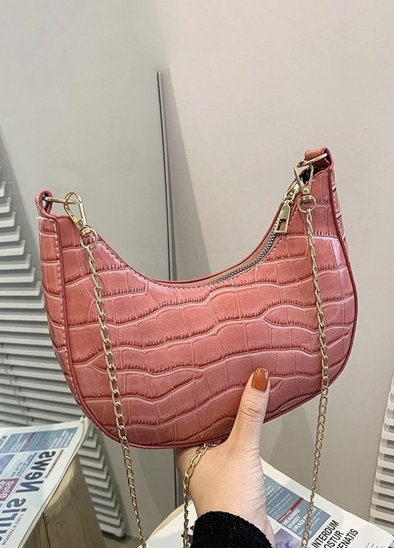 Женская маленькая сумочка рептилия багет крокодиловая кожа с золотой цепочкой розовая No Brand (259474660)