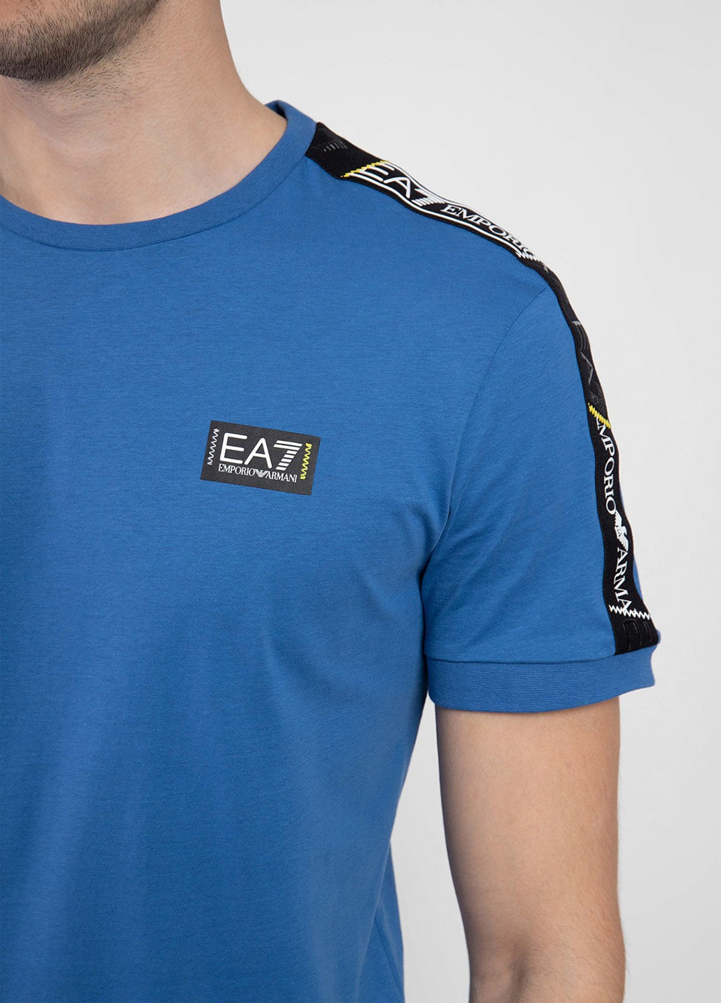 Голубая футболка EA7