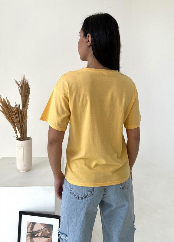 Желтая летняя желтая трикотажная футболка с вышитым декором Magnet